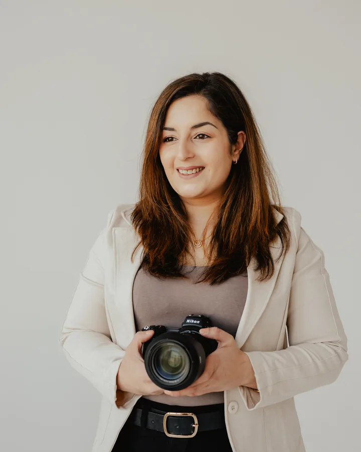 Burcu von TrendTaktikMedia mit Kamera
