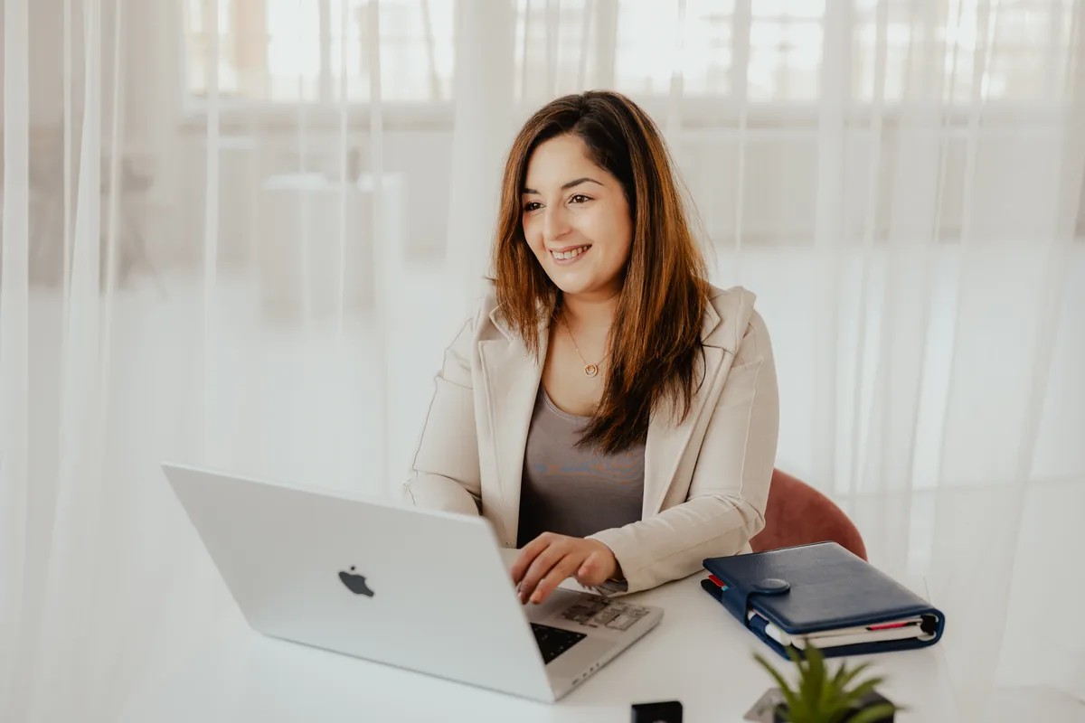 Burcu arbeitet an Social-Media-Content